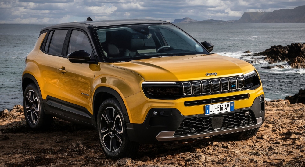 Front of the Jeep Avenger by the sea; Buy new Jeep