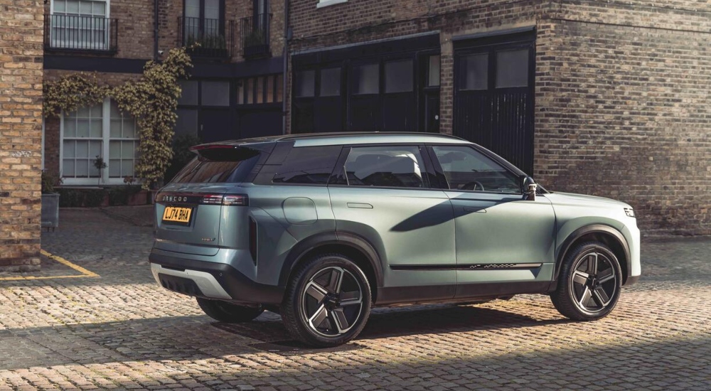 Rear view of the New JAECOO 7 Petrol parked on a cobbled street; New JAECOO 7 Petrol models
