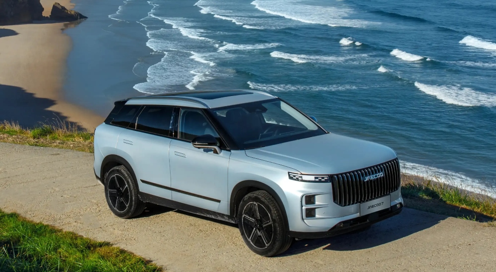 The New JAECOO 7 Petrol in Amazonite Blue parked near the beach; New JAECOO 7 Petrol finance deals