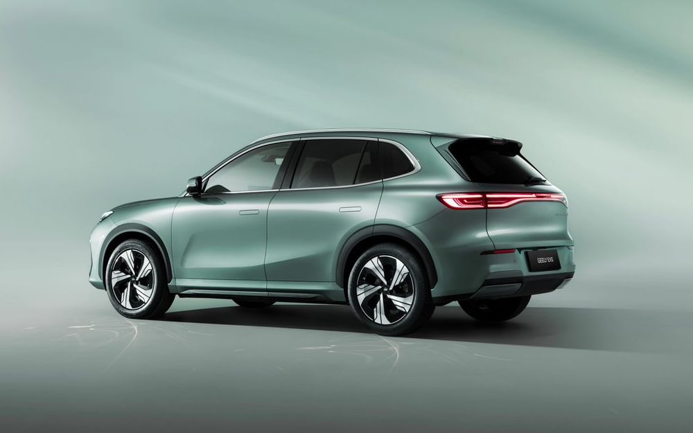 Rear three-quarter view of the Geely EX5 Max in Jade Green.