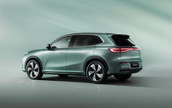 Rear three-quarter view of the Geely EX5 Max in Jade Green.
