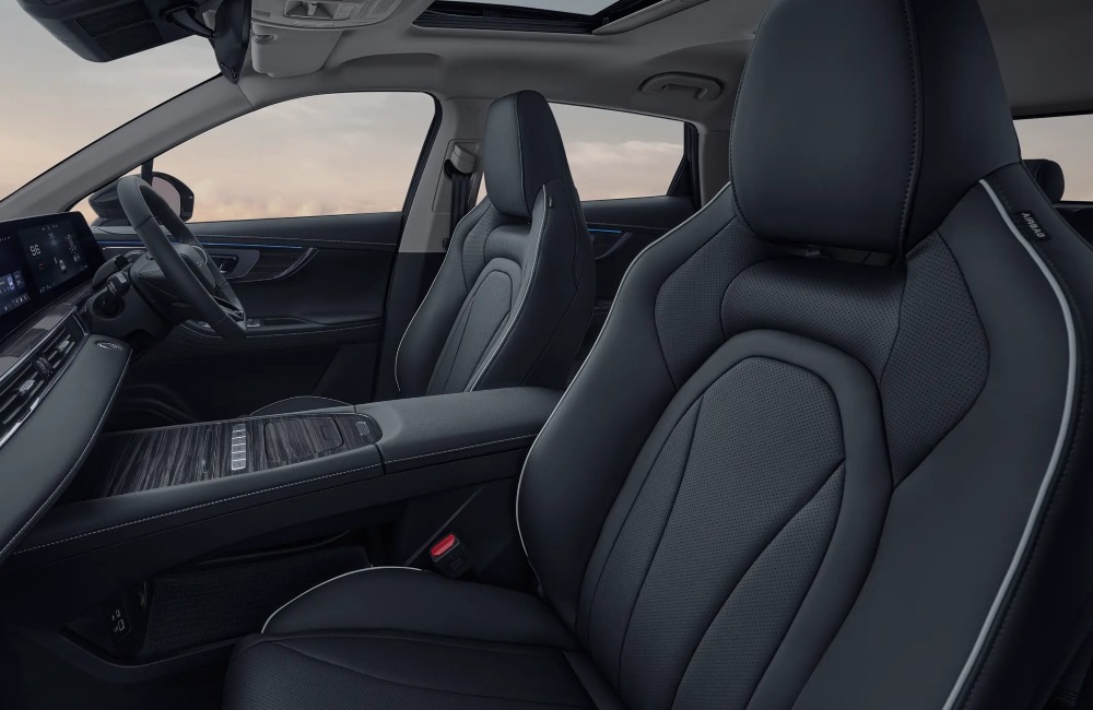 Interior shot of an OMODA 5 SHS-H, showing off the comfortable seating, the centre console, steering wheel, and infotainment system.