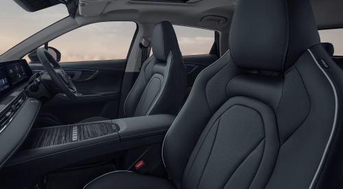 Interior shot of an OMODA 5 SHS-H, showing off the comfortable seating, the centre console, steering wheel, and infotainment system.