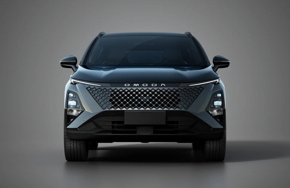 Front-shot of the new OMODA 5 SHS-H, focusing on the daytime running lights, unique front grille, and SUV silhouette.