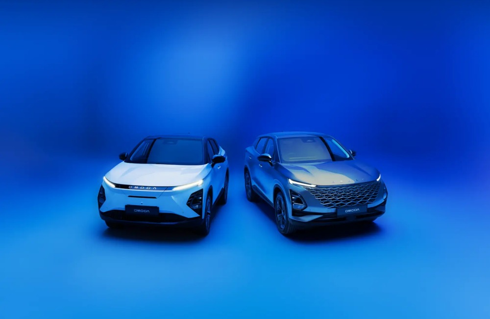 Two OMODA cars with a blue backdrop