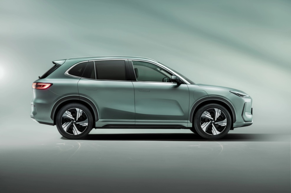 Geely EX5 Max in Jade Green side view with lease deals available.