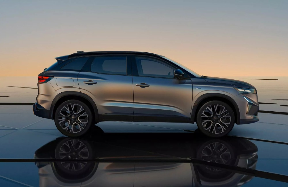 Side profile of a new Renault Austral car, showing off the alloy wheels, bold lines, and LED lighting.