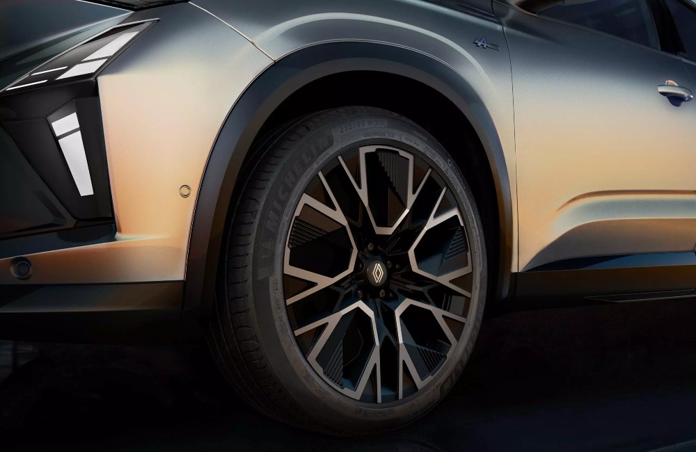 Close up shot of an alloy wheel branding the Renault logo.
