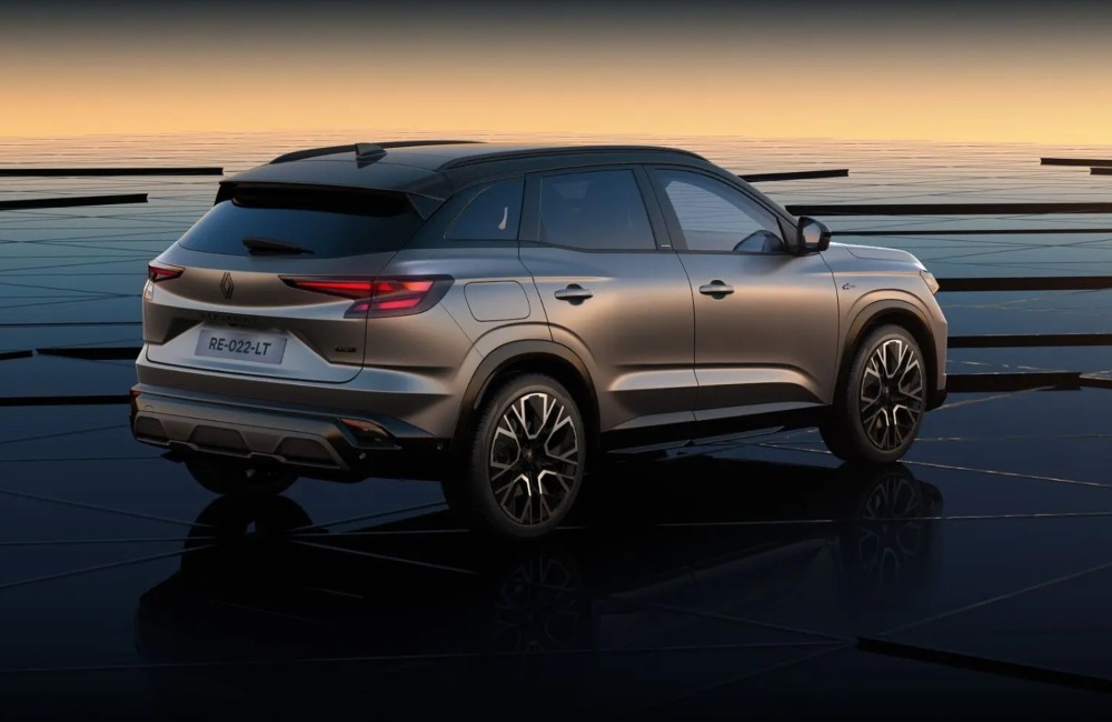 Angled rear shot of the Renault Austral E-Tech Full Hybrid, showing off the unique tailgate design and rear headlights.