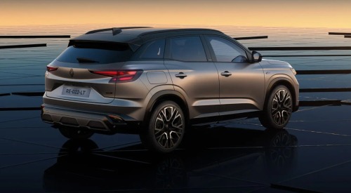 Angled rear shot of the Renault Austral E-Tech Full Hybrid, showing off the unique tailgate design and rear headlights.