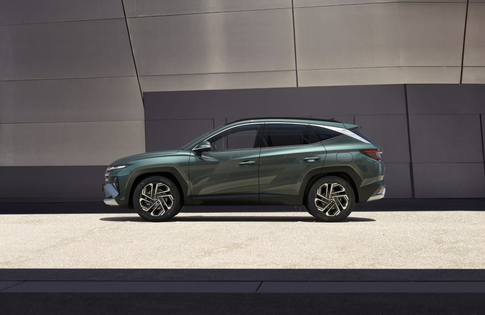 Side profile of the new Hyundai TUCSON Hybrid, showing off bold and stylish lines and alloy wheels.