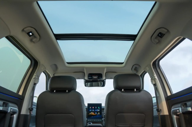 Panoramic sunroof on JAECOO 7 SHS