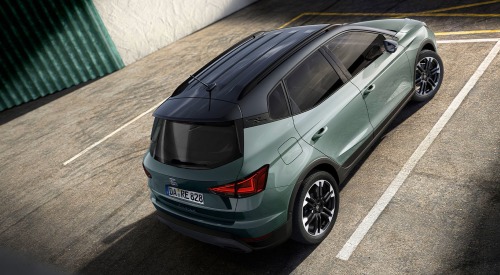 Rear angled shot of a new SEAT Arona, showing off the rear and roof design.