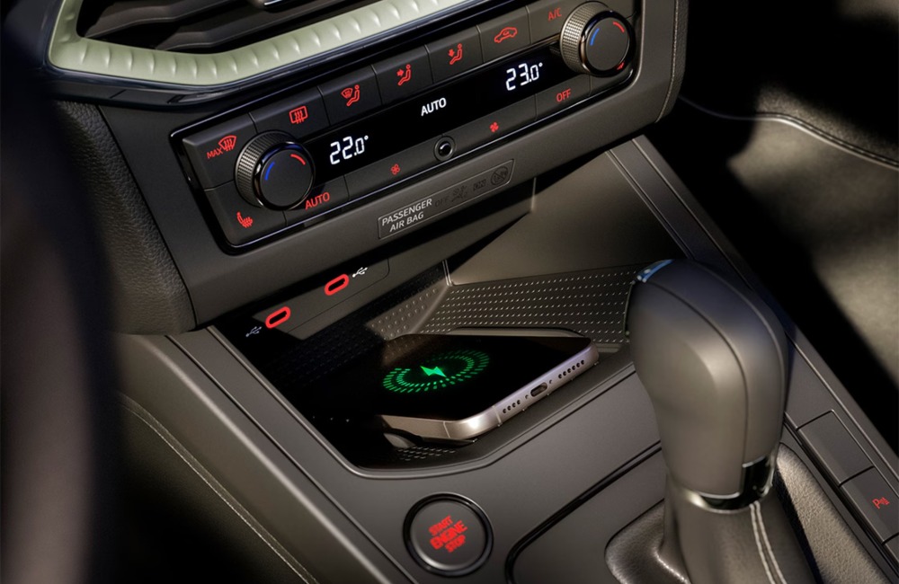 Close up shot of the centre console with a phone charging within a new SEAT Arona.