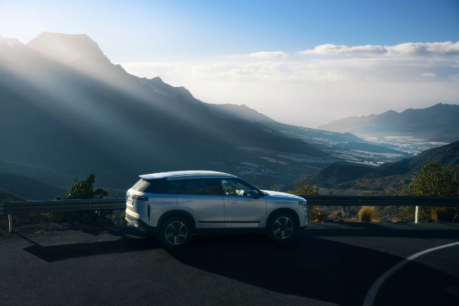 JAECOO overlooking mountain range
