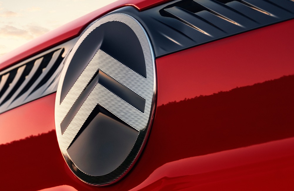 Close up shot of the modern Citroen logo on a used Dispatch van.