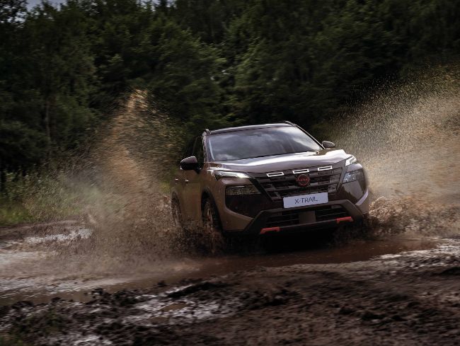 Nissan X-Trail with e-POWER driving in mud