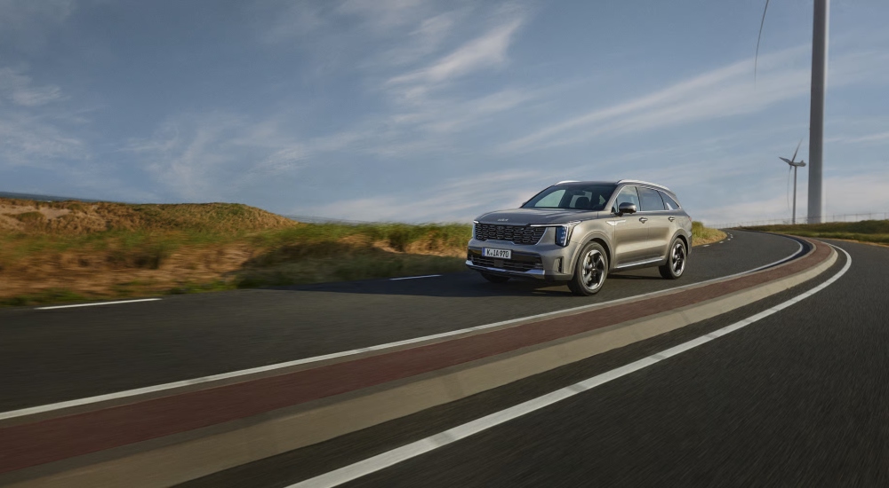 The New Kia Sorento driving along a road; Seven-seater Kia Sorento