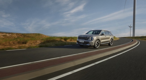 The New Kia Sorento driving along a road; Seven-seater Kia Sorento