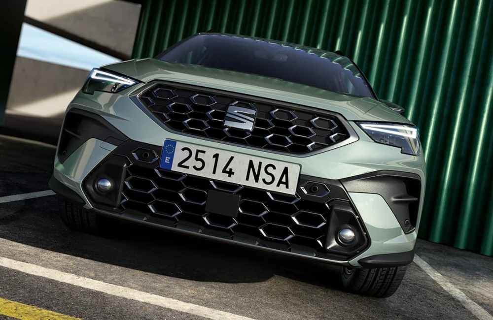 Close front shot of a SEAT Arona, showing off the LED lighting and unique grille.