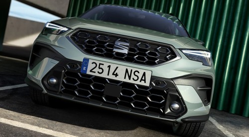 Close front shot of a SEAT Arona, showing off the LED lighting and unique grille.