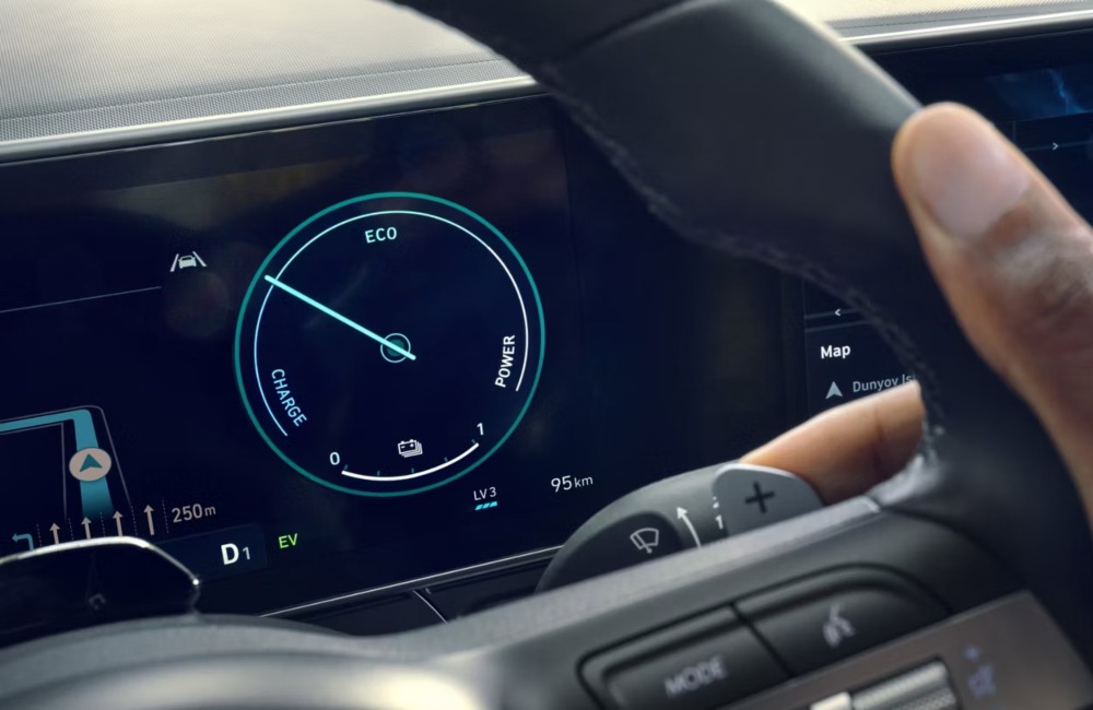 Close up shot of the digital divers display of a new Hyundai KONA, highlighting the three drive modes available.