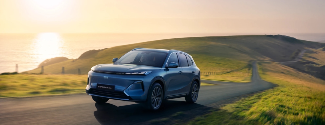 Front view of the Geely Starray EM-i on the road; New Geely Starray EM-i