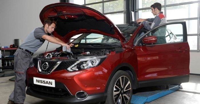 Nissan Car Servicing by filling with approved oil