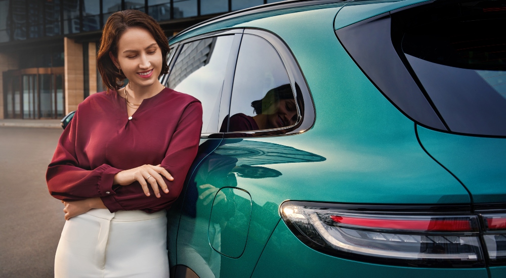 A person leaning on LEPAS L8; LEPAS new car deals