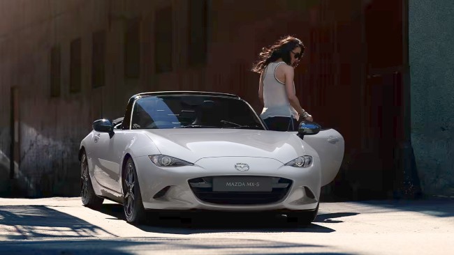 Women on the Exterior of the new Mazda MX-5