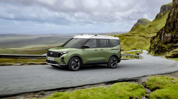 New Ford E-Tourneo Courier Active in Green
