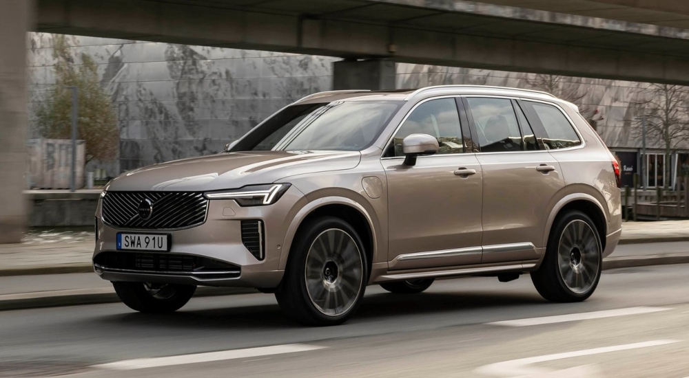 Volvo XC90 Plug-in Hybrid front facing, driving down a road; Volvo XC90 Plug-in Hybrid second-hand car