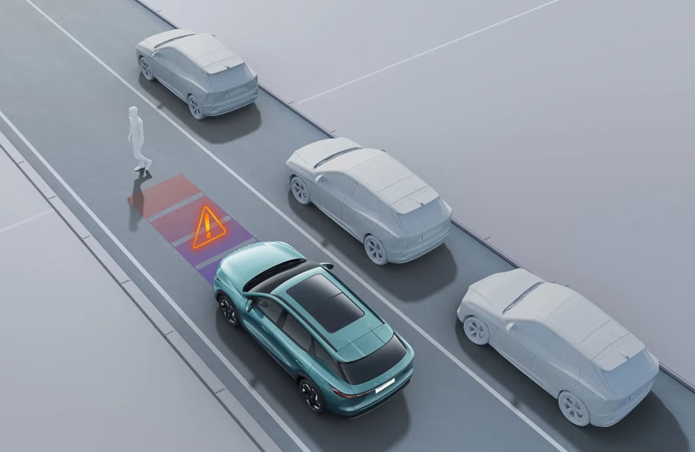 Diagram showing the OMODA 7 and the safety systems it comes with, specifically a pedestrian crossing and the collision warning system alert.