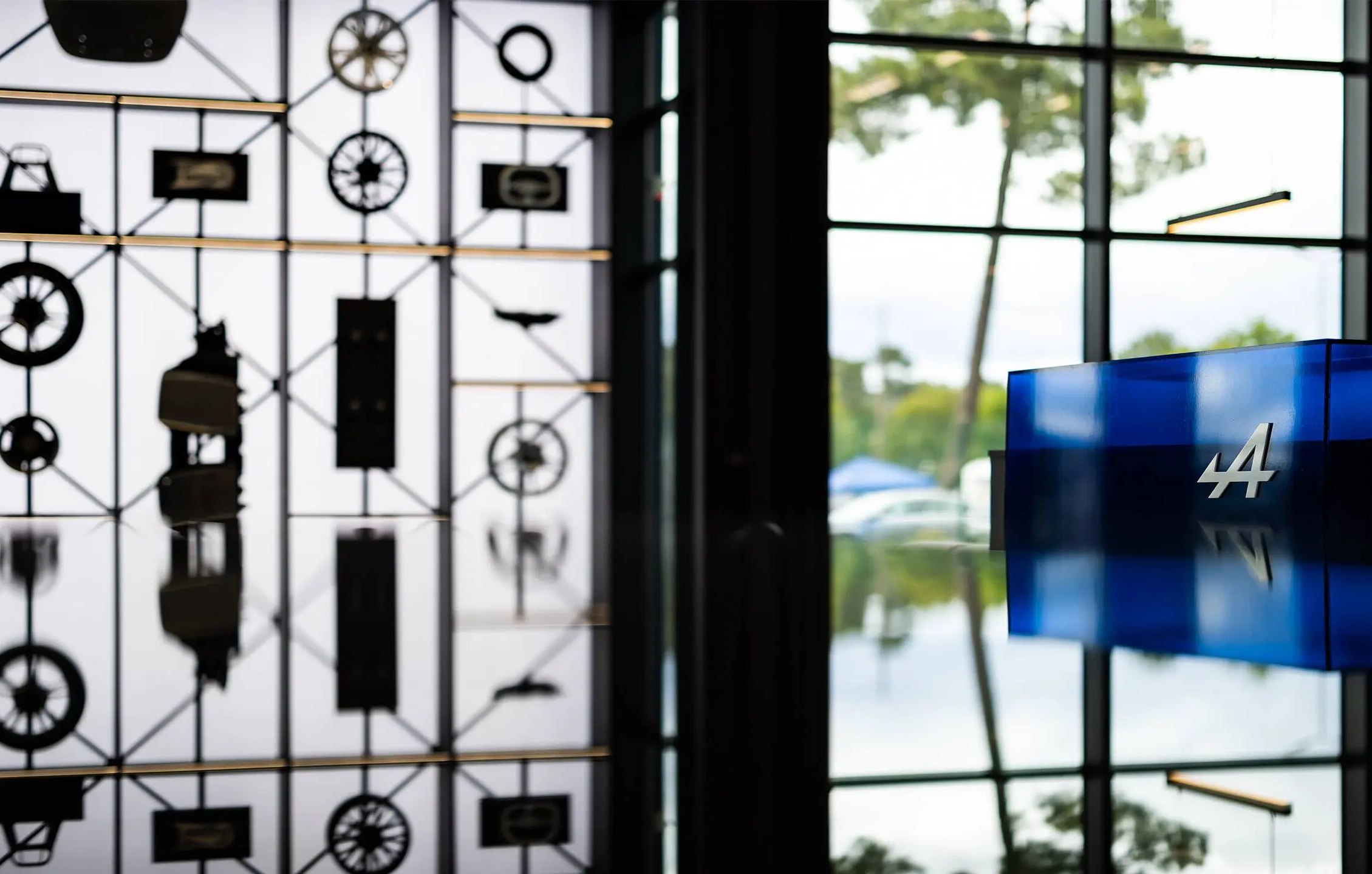 Alpine service lobby