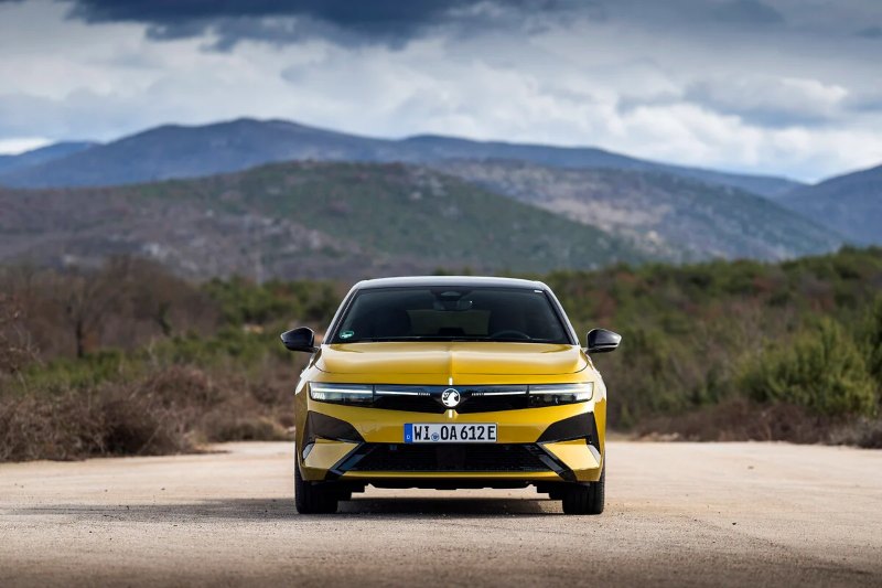 Vauxhall Astra Plug-in Hybrid front of