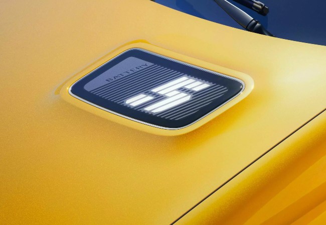 Close up shot of a Renault 5 charge indicator.