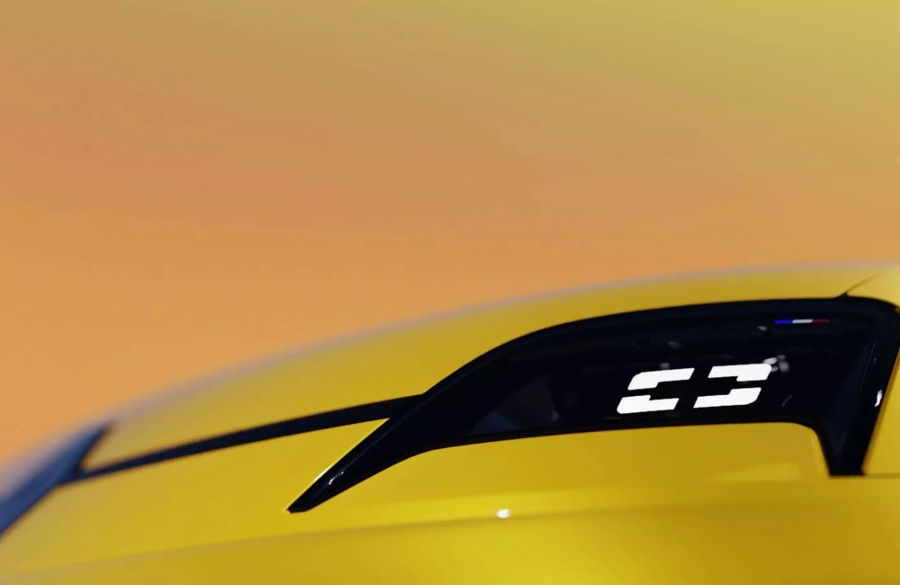 Close up shot of the Renault 5 signature lighting.