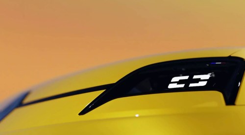 Close up shot of the Renault 5 signature lighting.