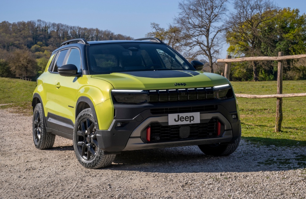 Front view of the New Jeep Avenger 4xe