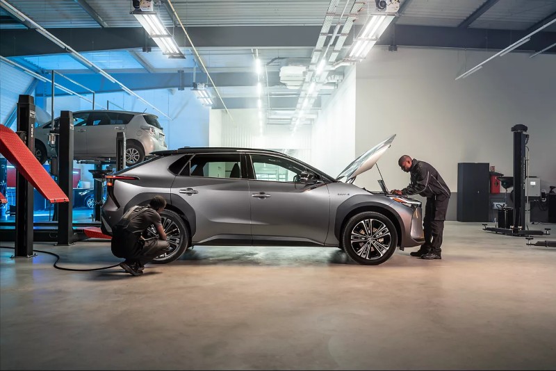 Toyota Servicing taking place full view of car