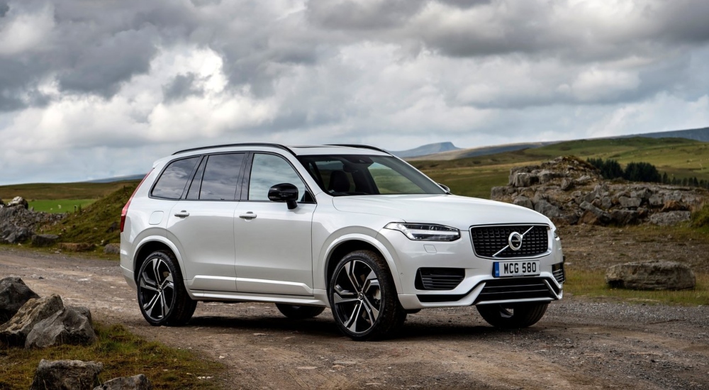 Front facing Volvo XC90 parked on a dirt track; Used Volvo XC90 models