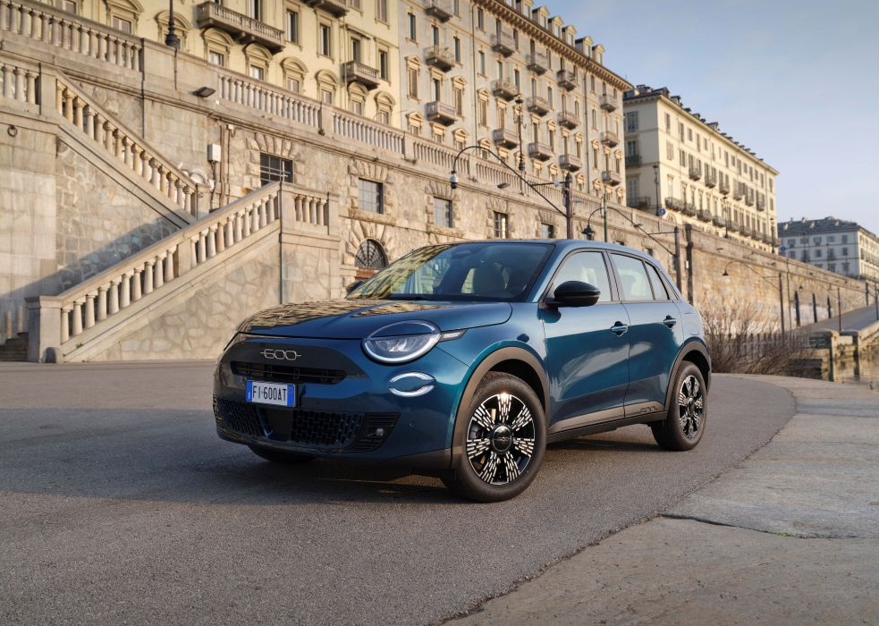 Front facing Fiat 600 in blue; Fiat Service Intervals