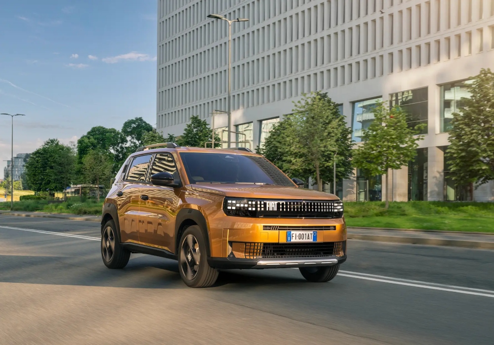Fiat Grande Panda Hybrid parked on a street; Fiat Service Plans