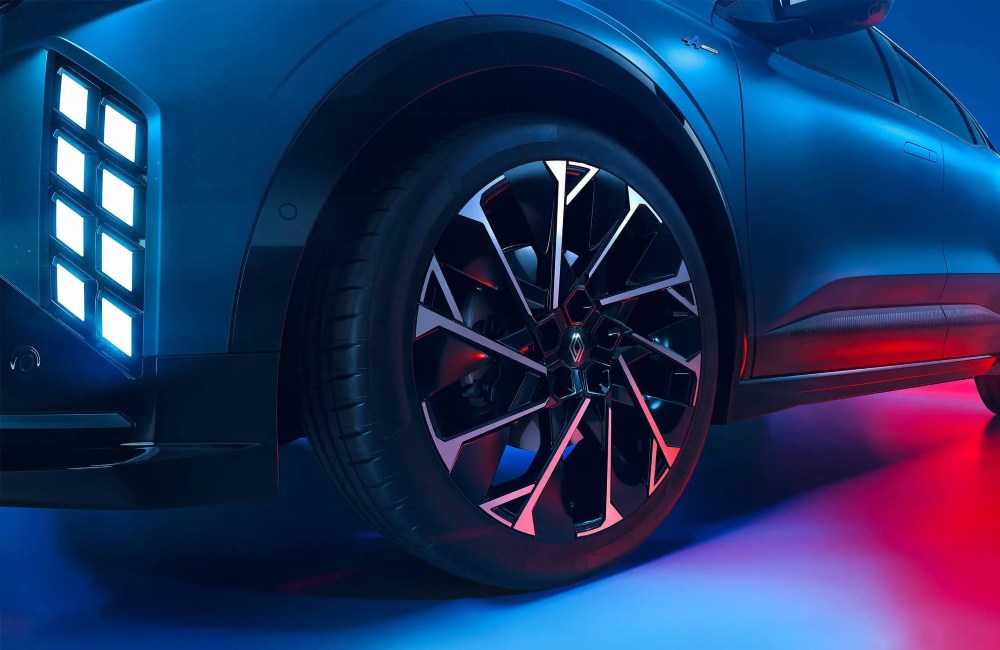 Close up shot of the LED lighting and alloy wheel of a Renault Megane E-Tech Electric.