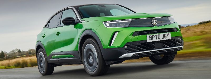vauxhall-mokka-e-green-driving-bi-tone