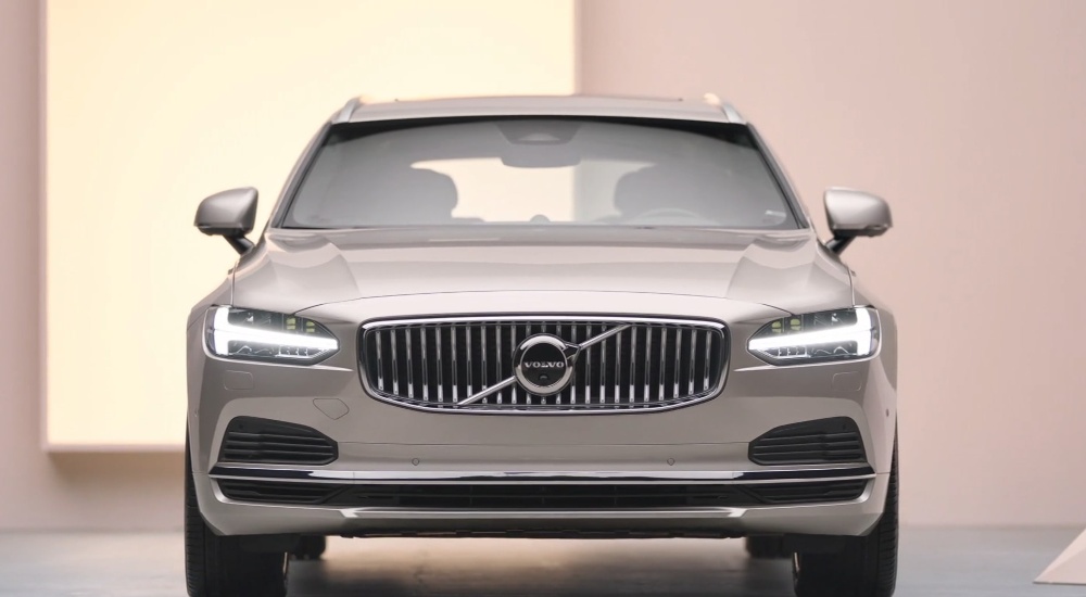 New Volvo V90 Plug-In Hybrid