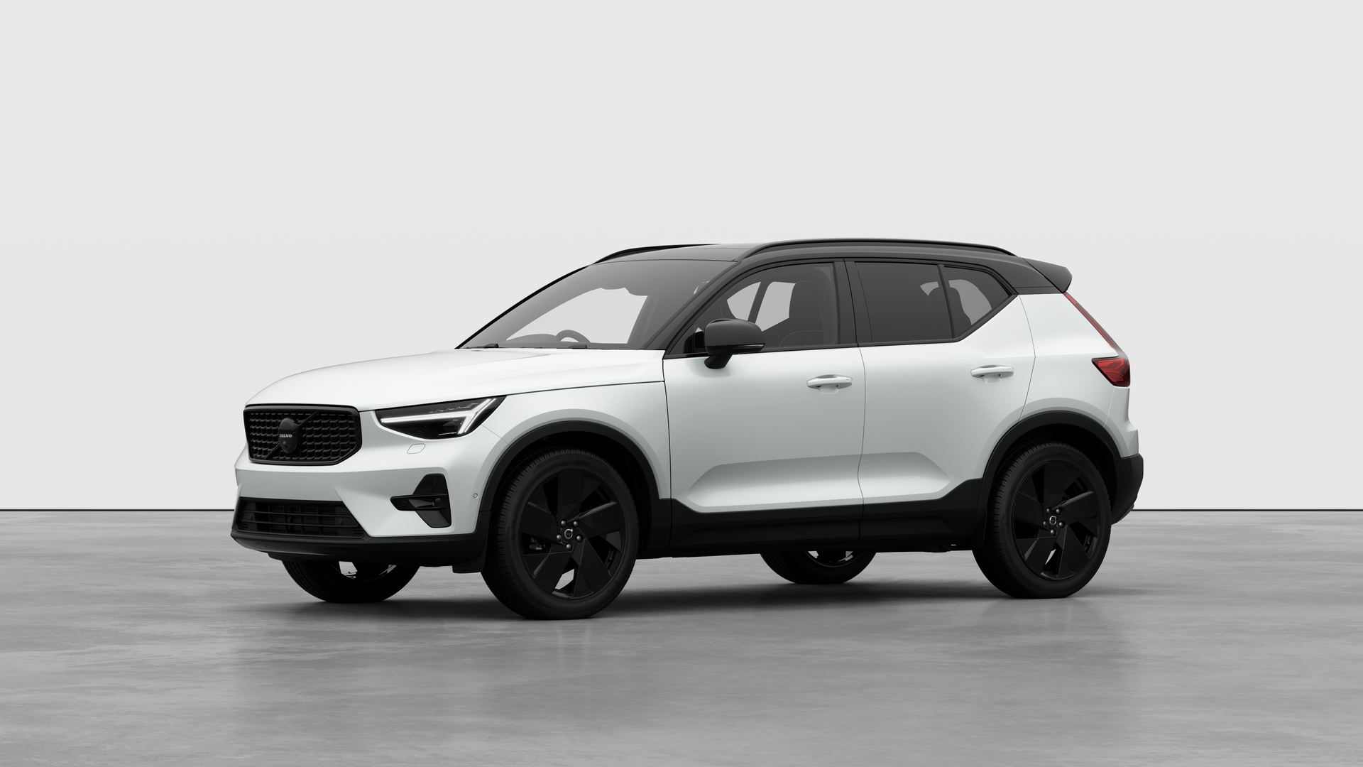 Volvo XC40 2.0 B3P Ultra Black Edition 5dr Auto Image 1