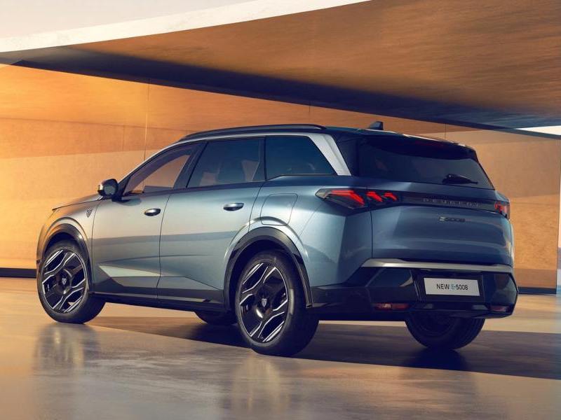 Nearly New Peugeot e-5008