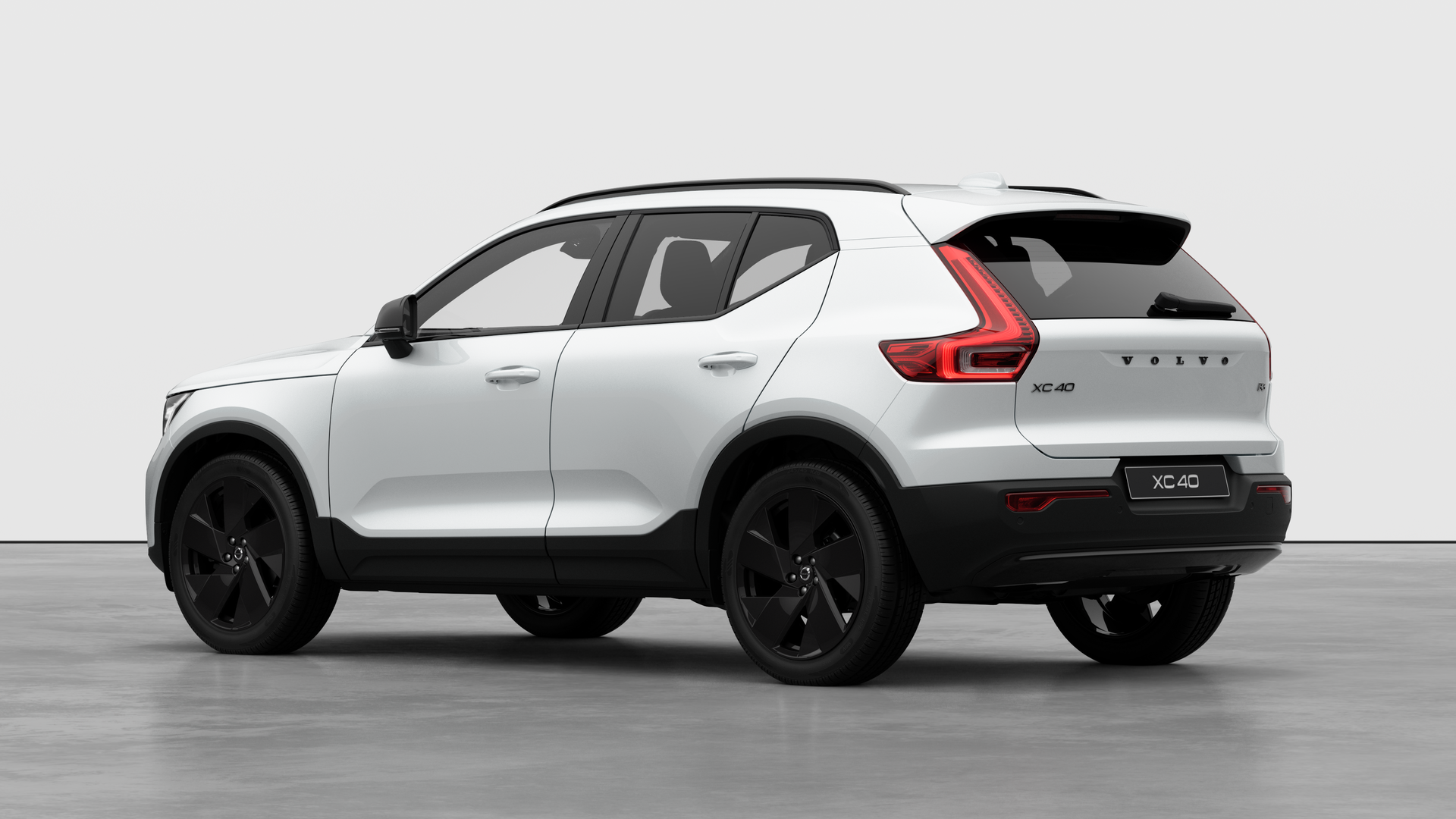 Volvo XC40 2.0 B3P Plus Black Edition 5dr Auto Image 3