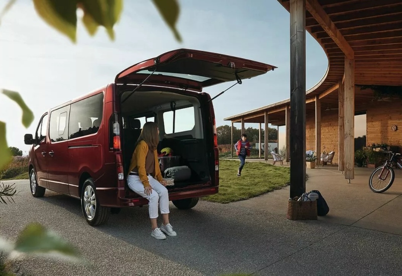 New Renault Trafic Passenger Finance Deals